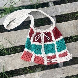 GRANNY SQUARE DRAWSTRING SHOULDER BAG